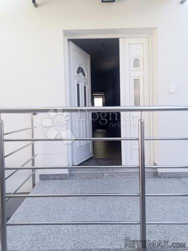 STAN U NOVOJ KUĆI U VODICAMA 700 m OD MORA 108 M2 - 2
