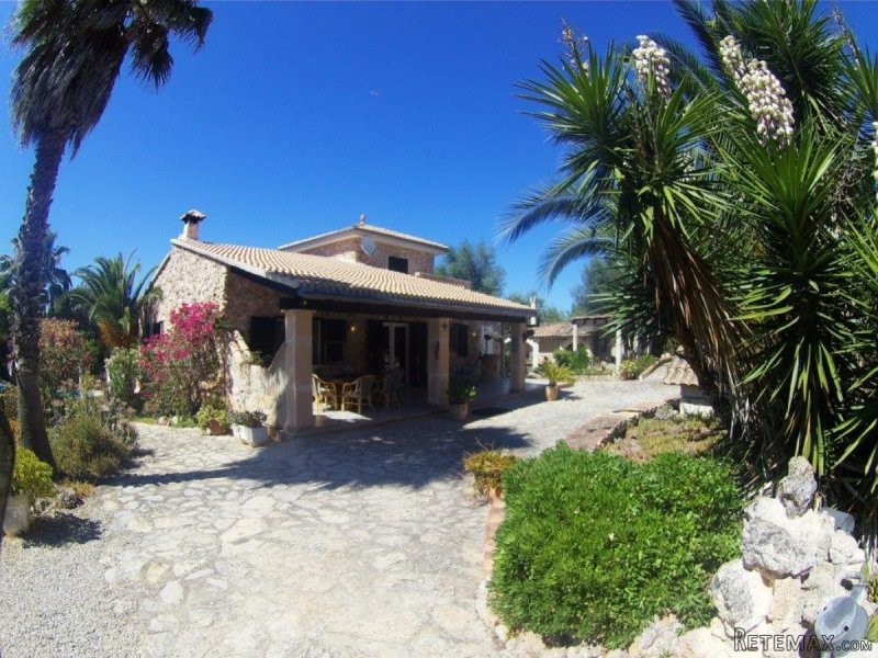Great rural home with pool and guest..
