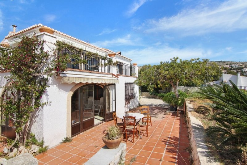 Villa with separate apartment near the..