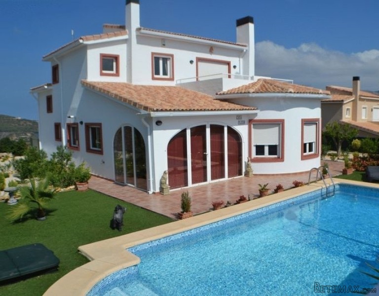 3 Bedroom Villa In Excellent Condition..