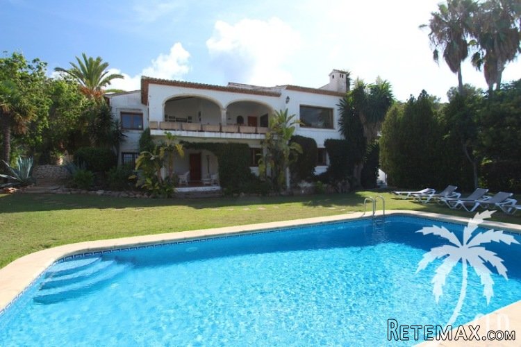 Villa with sea views located in one of the most prestigious..