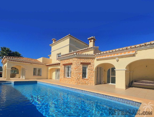 Immaculate villa with guest apartement built in 2001 on an..