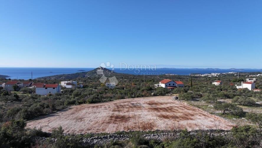 Građevinsko zemljište od 901m2 u zaleđu Primoštena - 3