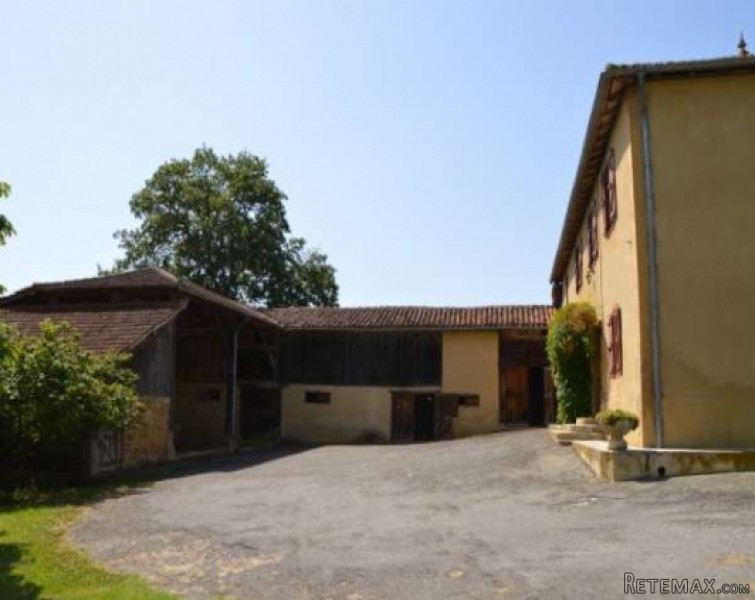 The lake house, superb, rare on the..