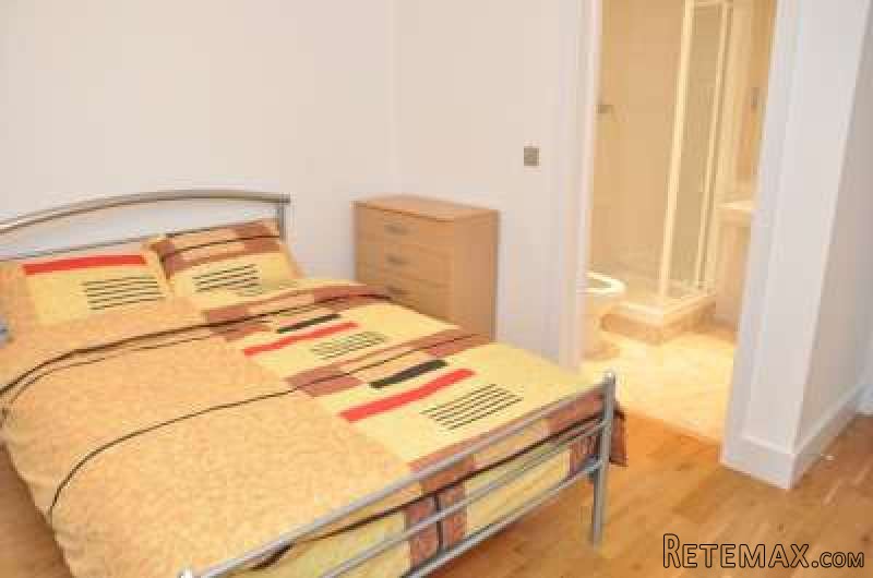 Single with double bed near Canary..