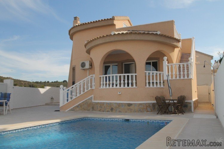 This single storey villa with spectacular views over the..