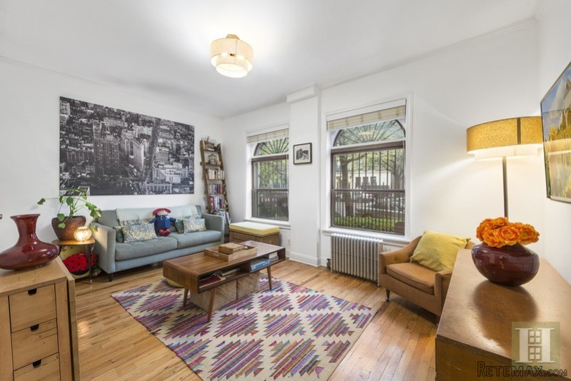 2 bedroom Apartment For Sale: 365 ST..