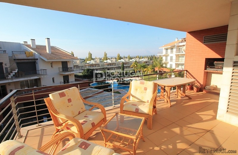 Spacious 3 bed with nice open views and..