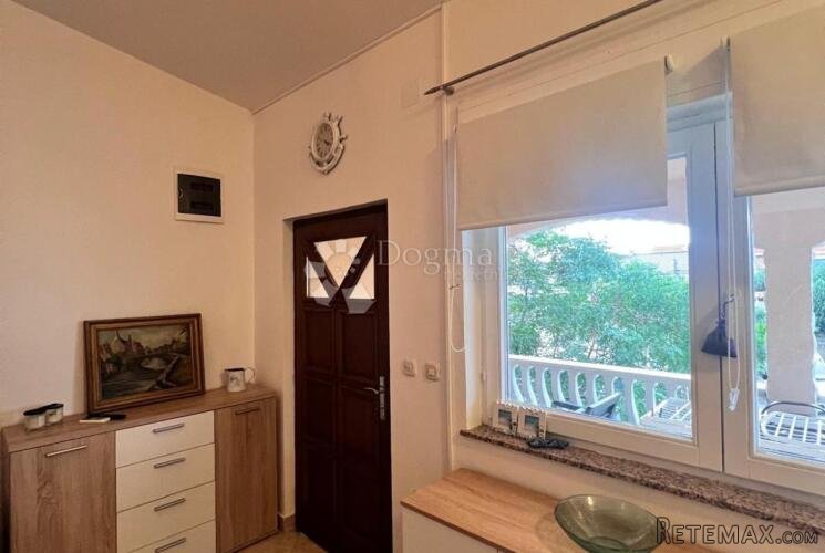 PRODAJE SE NAMJEŠTEN APARTMAN NA OTOKU VIRU! - 2