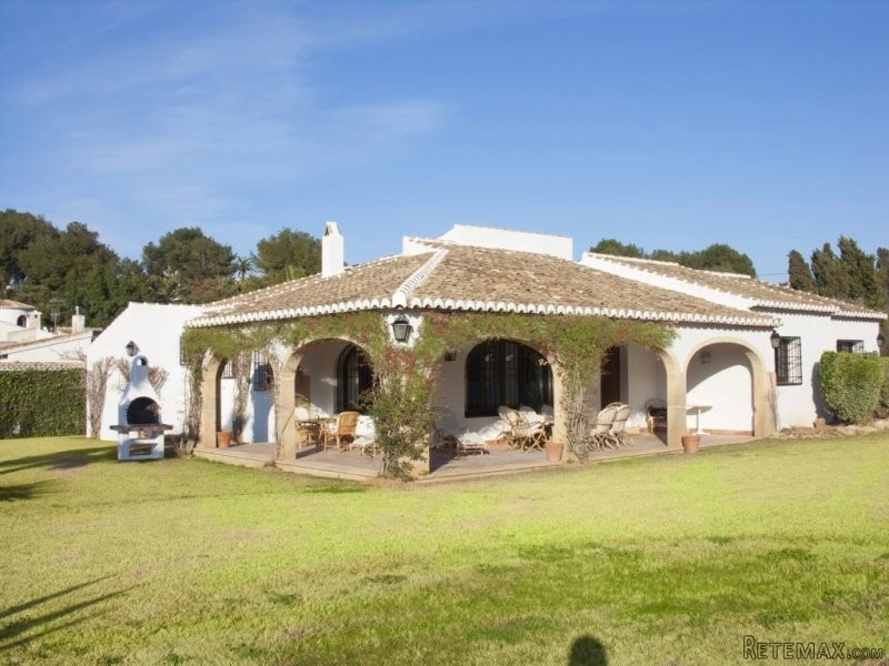 5 bedroom villa on large flat plot in..