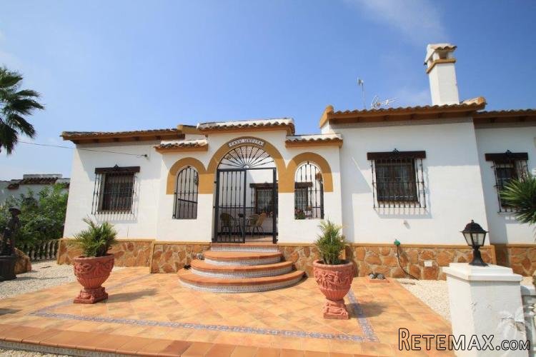 Situated in Daya Vieja we have for sale this very spacious..