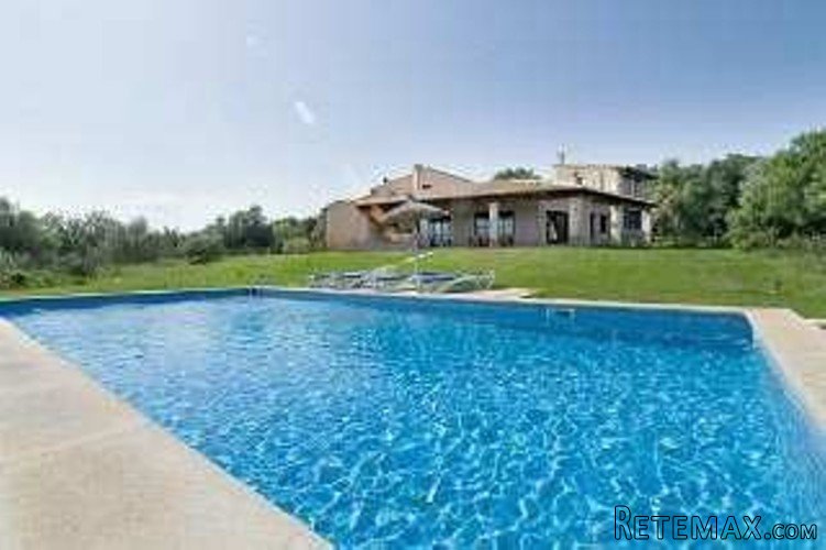 The elevated position of this enchanting country house..