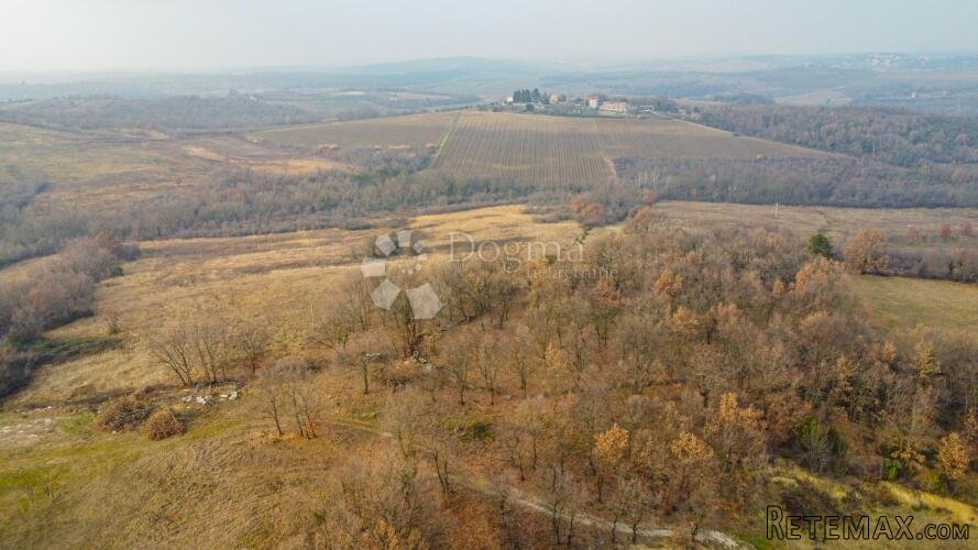 Zemljište za vilu s bazenom s građevinskom dozvolom i plaćen