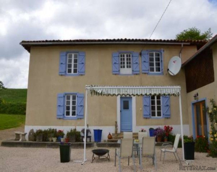 Hilltop renovated courtyard farmhouse.. - 2