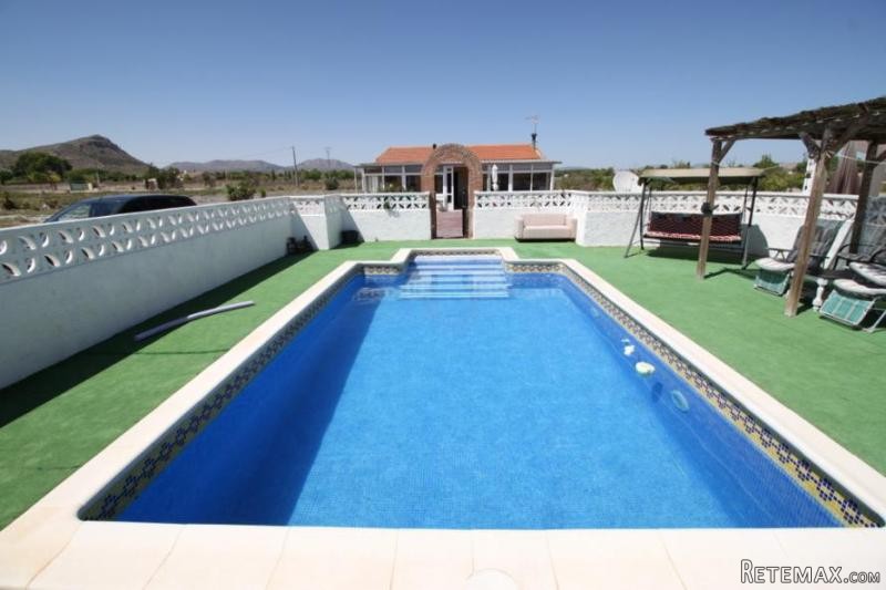 4 bed villa with pool and guest..