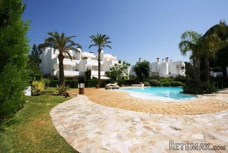 Wonderful three storey villa situated in Bellesreguard..