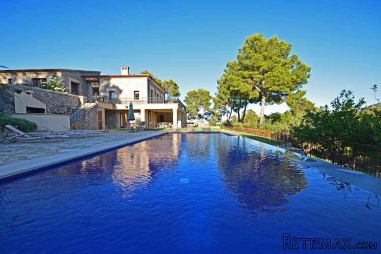 Impressive brand new rustic villa situated in the Valle de..