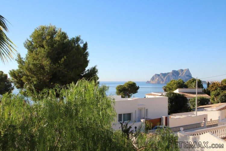 A large villa to renovate or demolish on a second line..