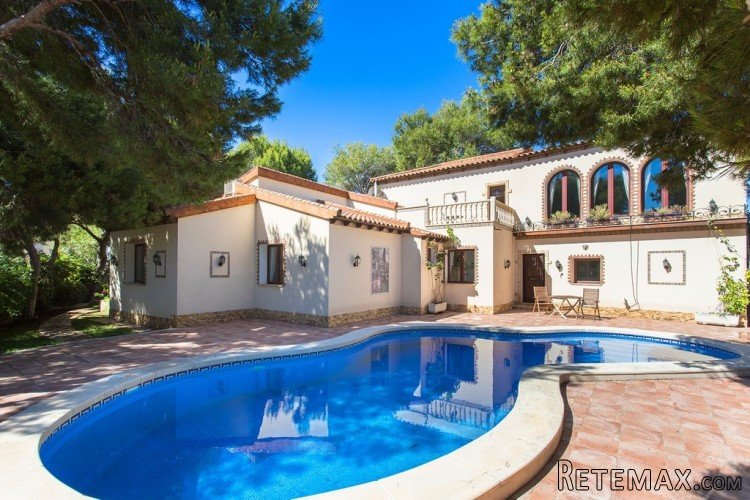 This beautiful French-style villa is 400 meters from Punta..