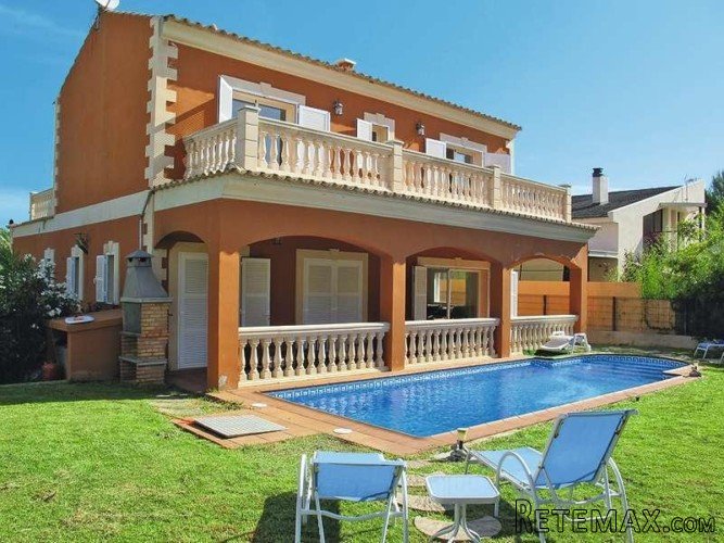Detached house in Alcudia, a few meters to the sea. This..