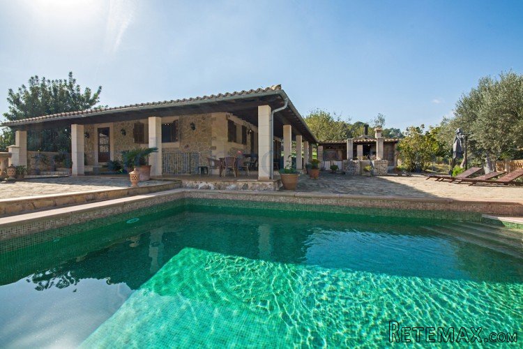 Countryhouse with land of approx. 7100m2, located in..