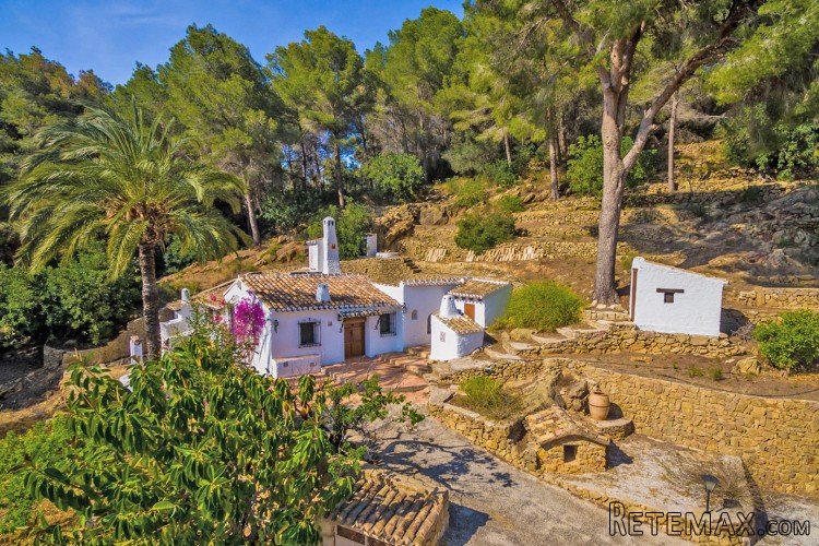 Ideally located right on the edge of the village, this..