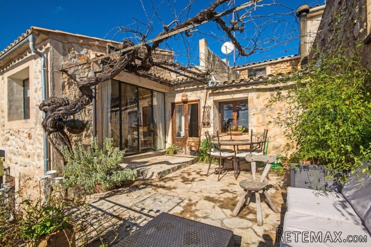 Charming cosy townhouse in the lovely little village of..