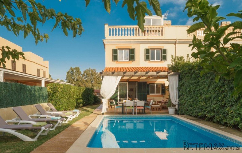 Lovely semi-detached villa with private swimming pool and..