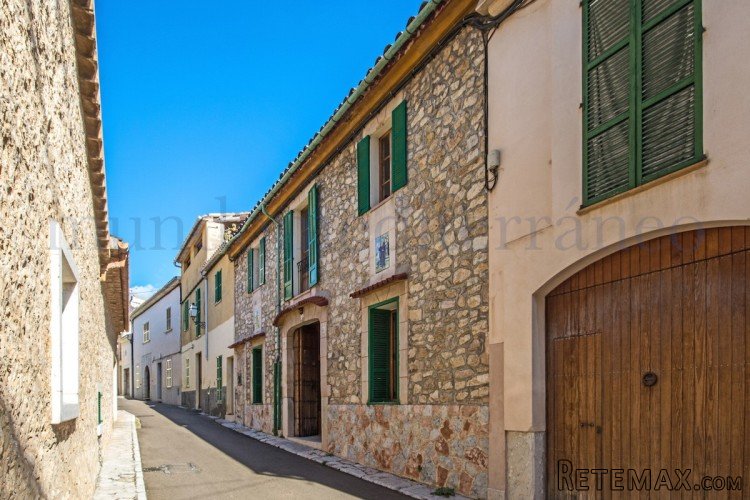 Lovely large historic town house in the heart of the..