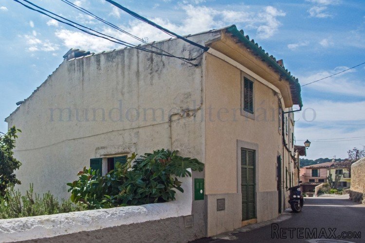 Townhouse in the heart of Selva, close to the main square..