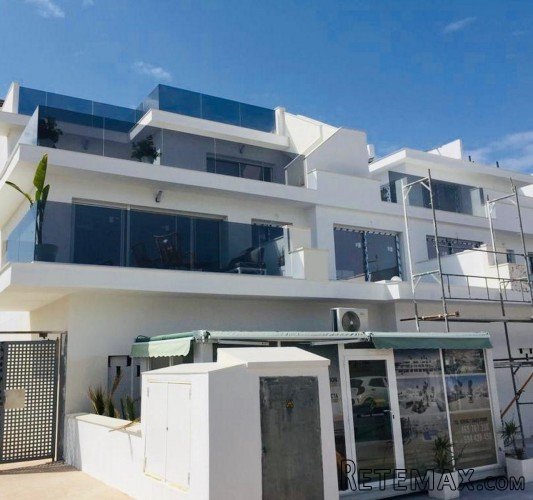 Los apartamentos se ubican en Arenales del Sol, en un..