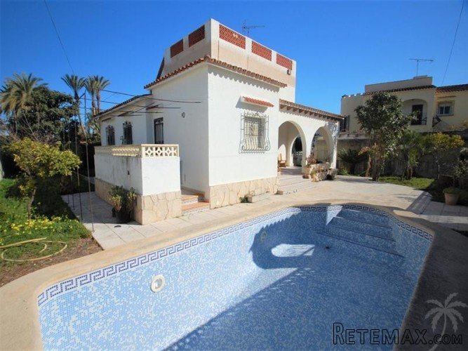This traditional villa is located in Els Poblets, just 150m..