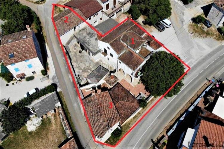 VRSAR – tri kamene kuće samo 5 km od Vrsara