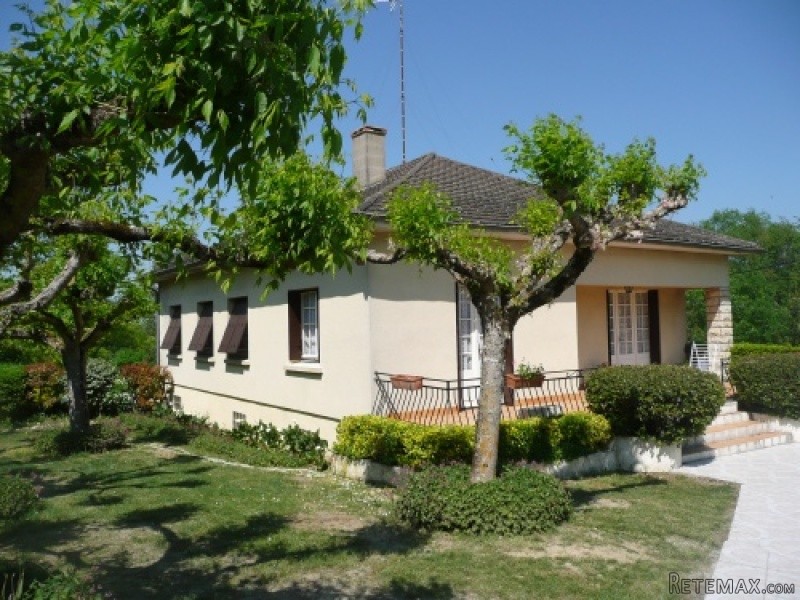 APS1964 Very Spacious House with 5..
