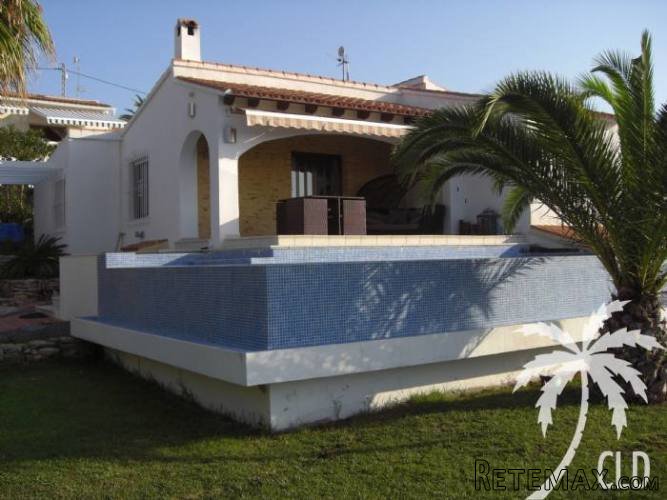 Comfortable villa, very sunny and with a nice garden..
