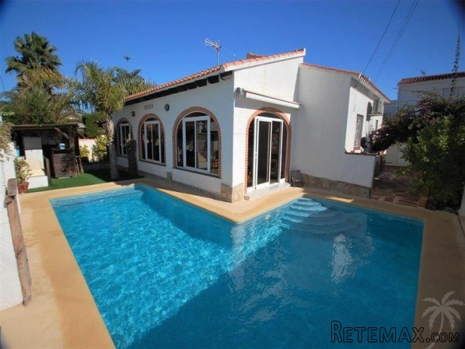 This lovely detached villa is in a privileged, residential..