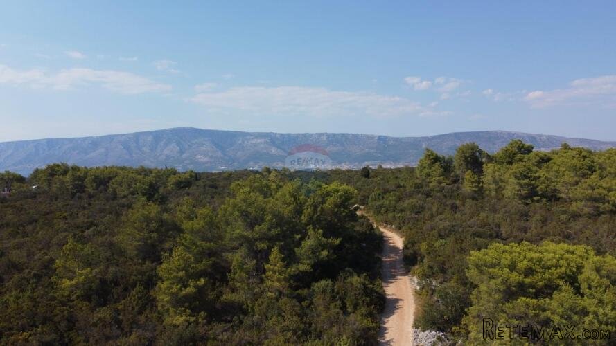 Jedinstvena prilika: građevinski teren s maslinicima na otok