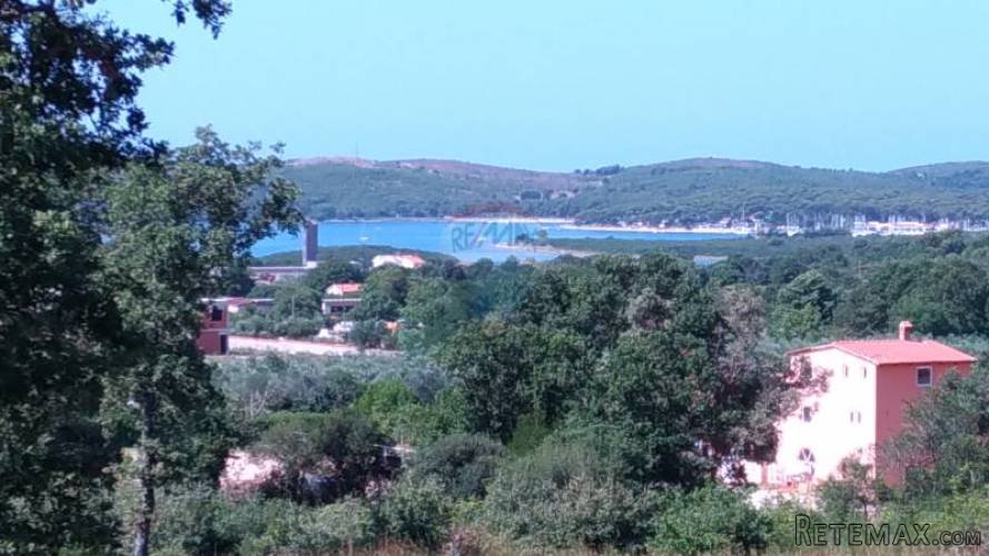 Kuća u Medulinu na prostranom zemljištu sa pogledom na more