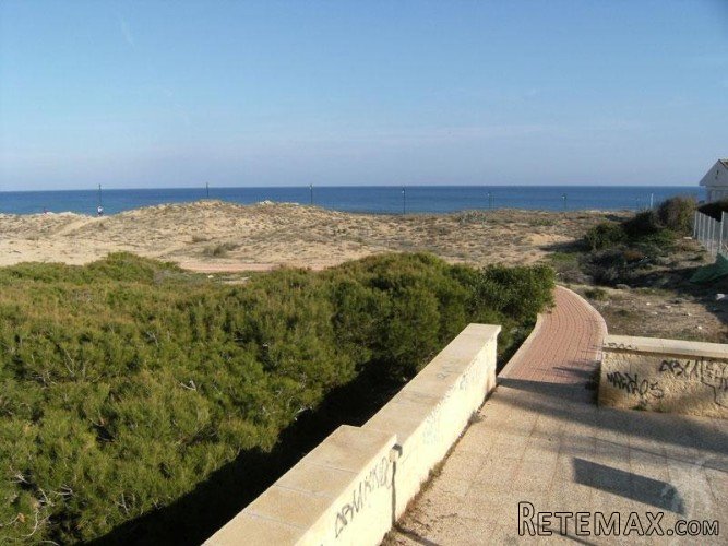 This apartment to renovate is only 200m from the beach. You..