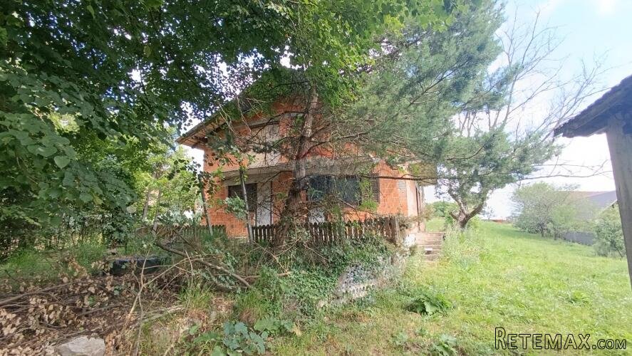 Pokupsko, Roženica - kuća i veliko dvorište