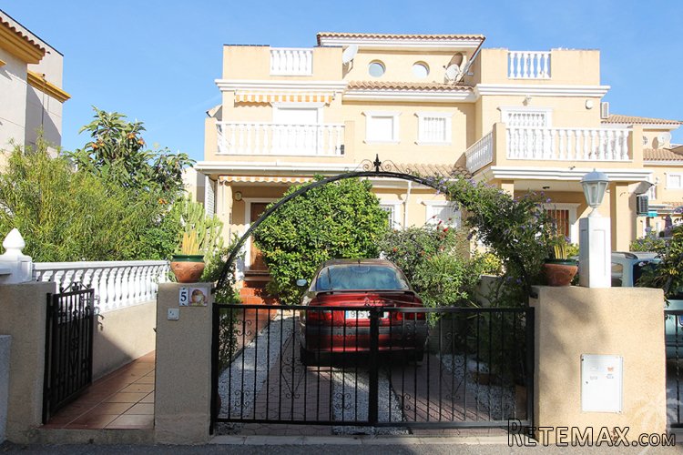 RESERVED!! Spacious connected house divided over 3 floors..