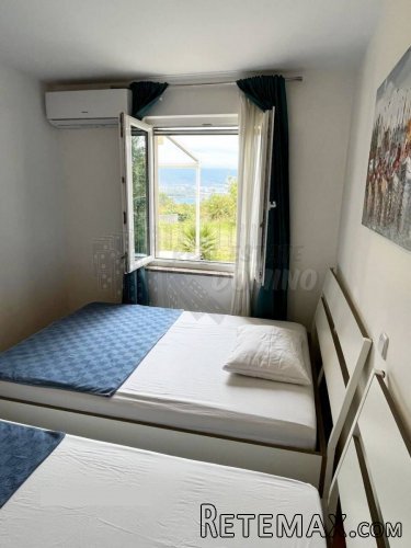 Apartman s prekrasnom okućnicom i pogledom! Uvala Soline! - 9
