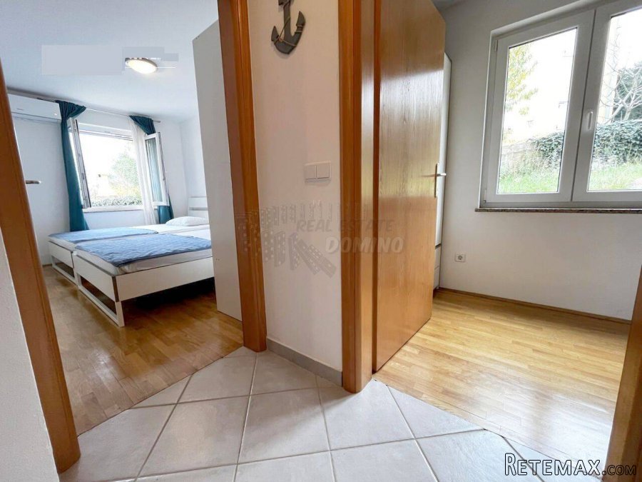 Apartman s prekrasnom okućnicom i pogledom! Uvala Soline! - 10