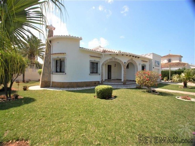 This pretty detached villa is only 1 km from the centre of..
