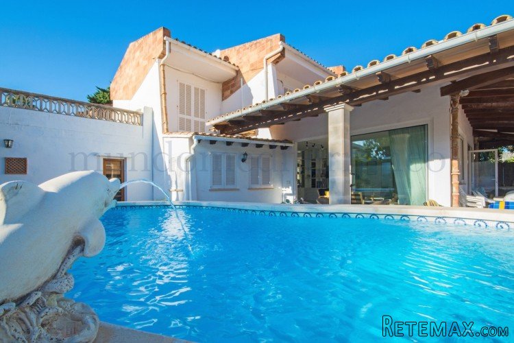 Bright 200 m2 villa located in the residential area of..