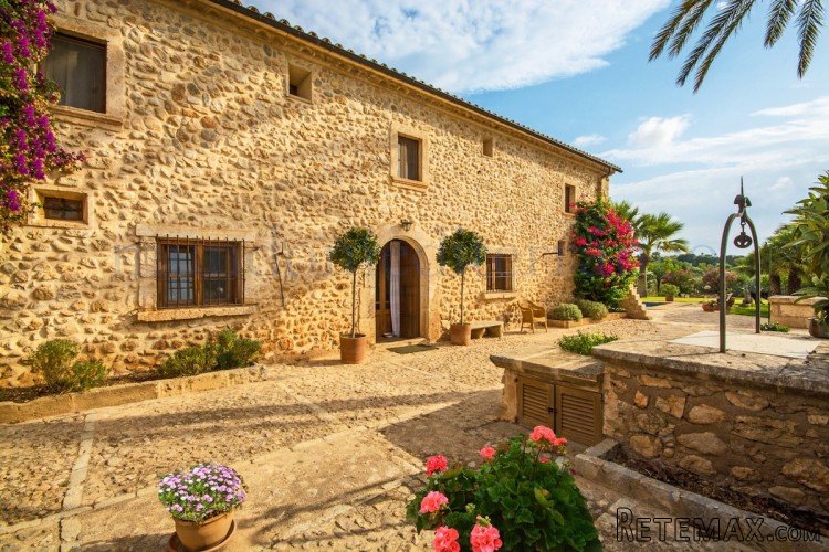 Fabulous country property just outside the pretty village..