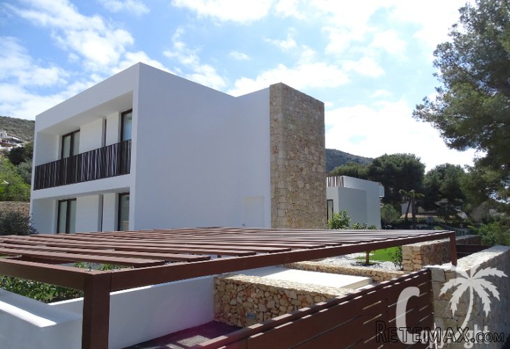Modern design villa finished in 2015 and located within a.. - 3