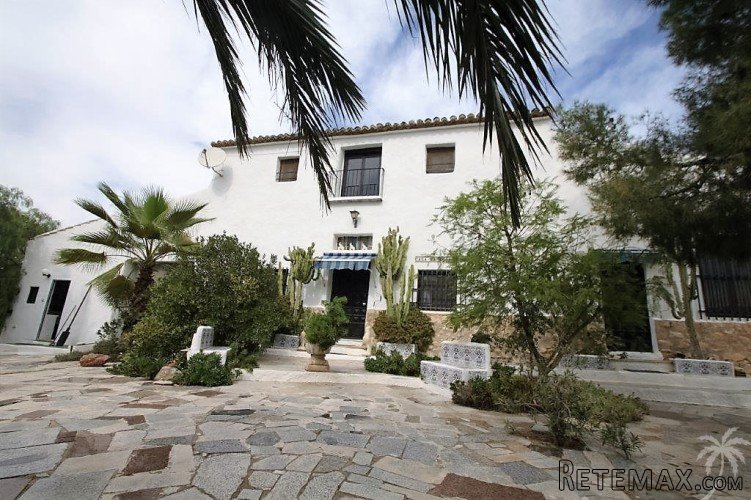 Well maintained and spacious finca with a guesthouse on a..