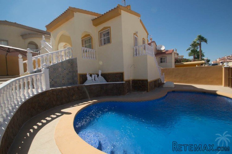 This semi-detached villa can be found in Quesada just 1 km..