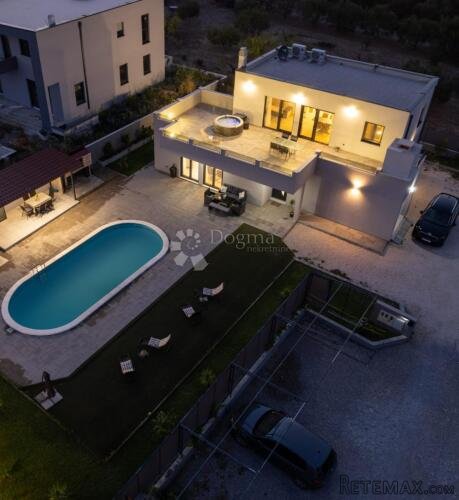 VILLA SA BAZENOM